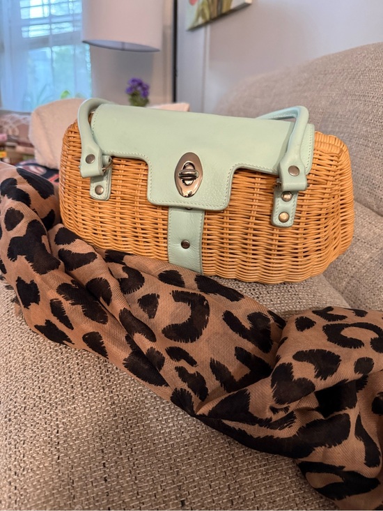 Handbags - 🐝NEW🐝 Vintage Woven Straw Crossbody with Mint Leather Trim